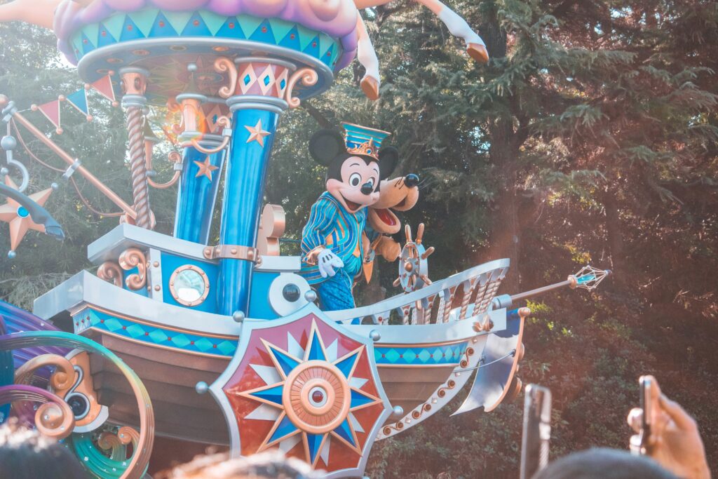 Una carrozza con Topolino nel Parco giochi della Dinsey.